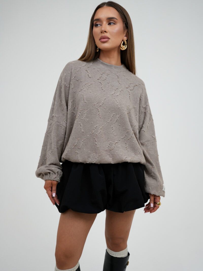 Luźny sweter damski BG SOFT – beż, przód swetra