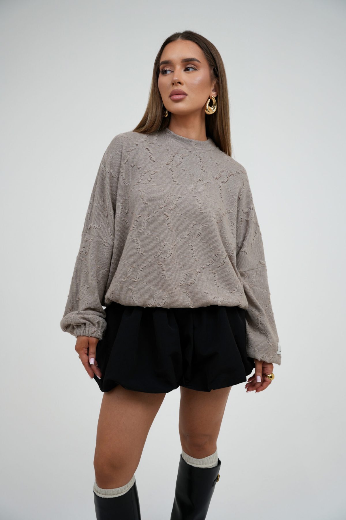Luźny sweter damski BG SOFT – beż, przód swetra
