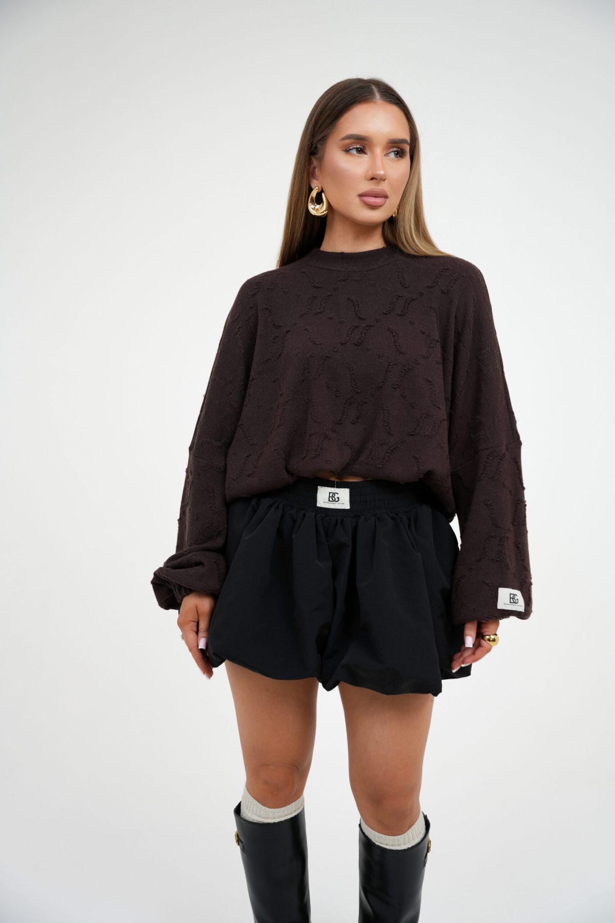 Luźny sweter damski BG SOFT – gorzka czekolada, przód swetra
