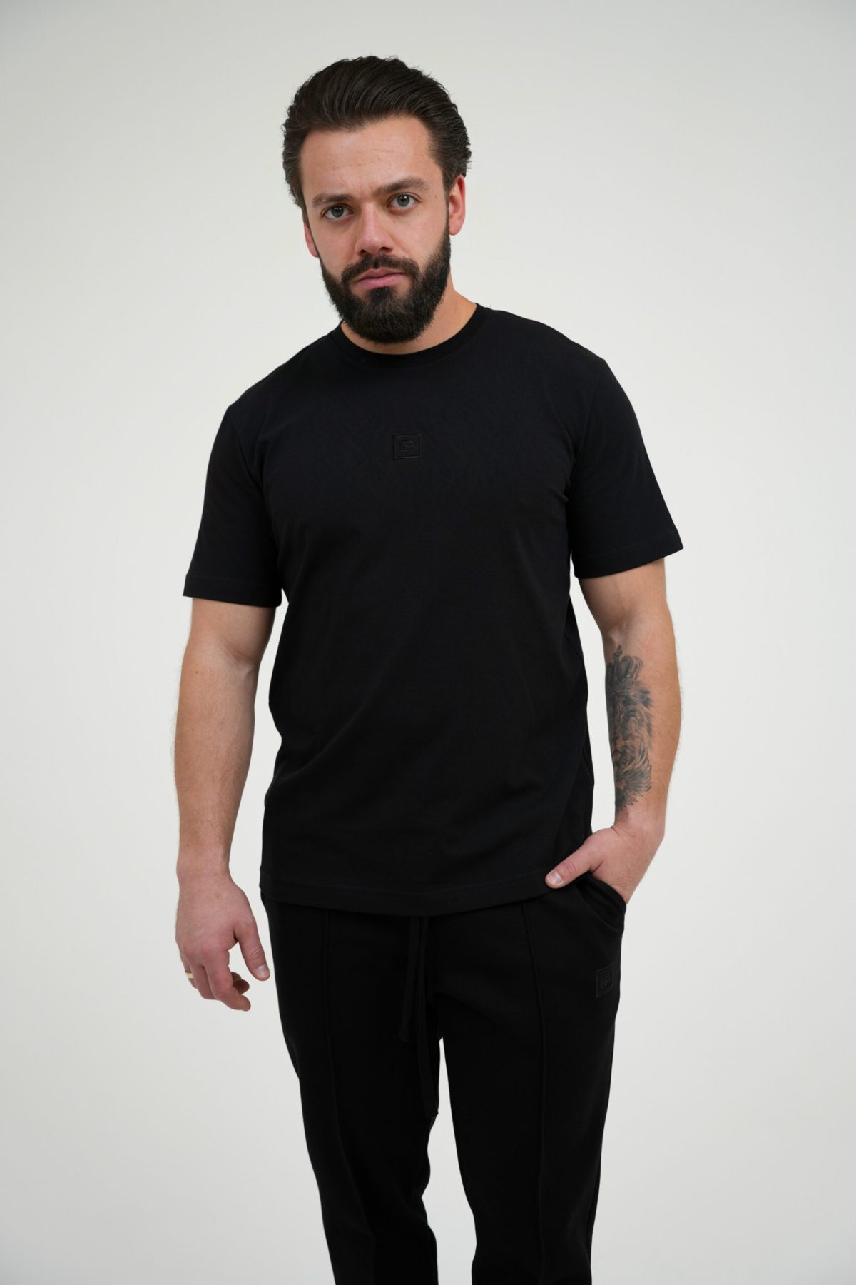 T-shirt męski regular BG MARK – czarny, przód