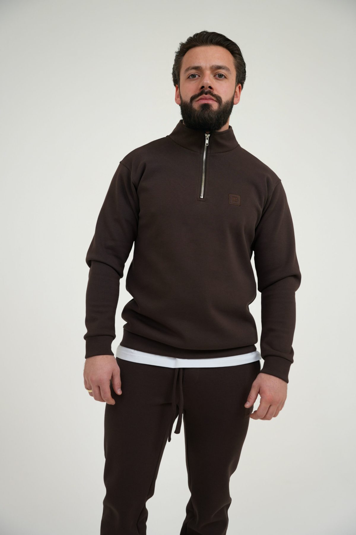 Bluza męska ze stójką BG EDGE – gorzka czekolada, przód z zapiętym zamkiem