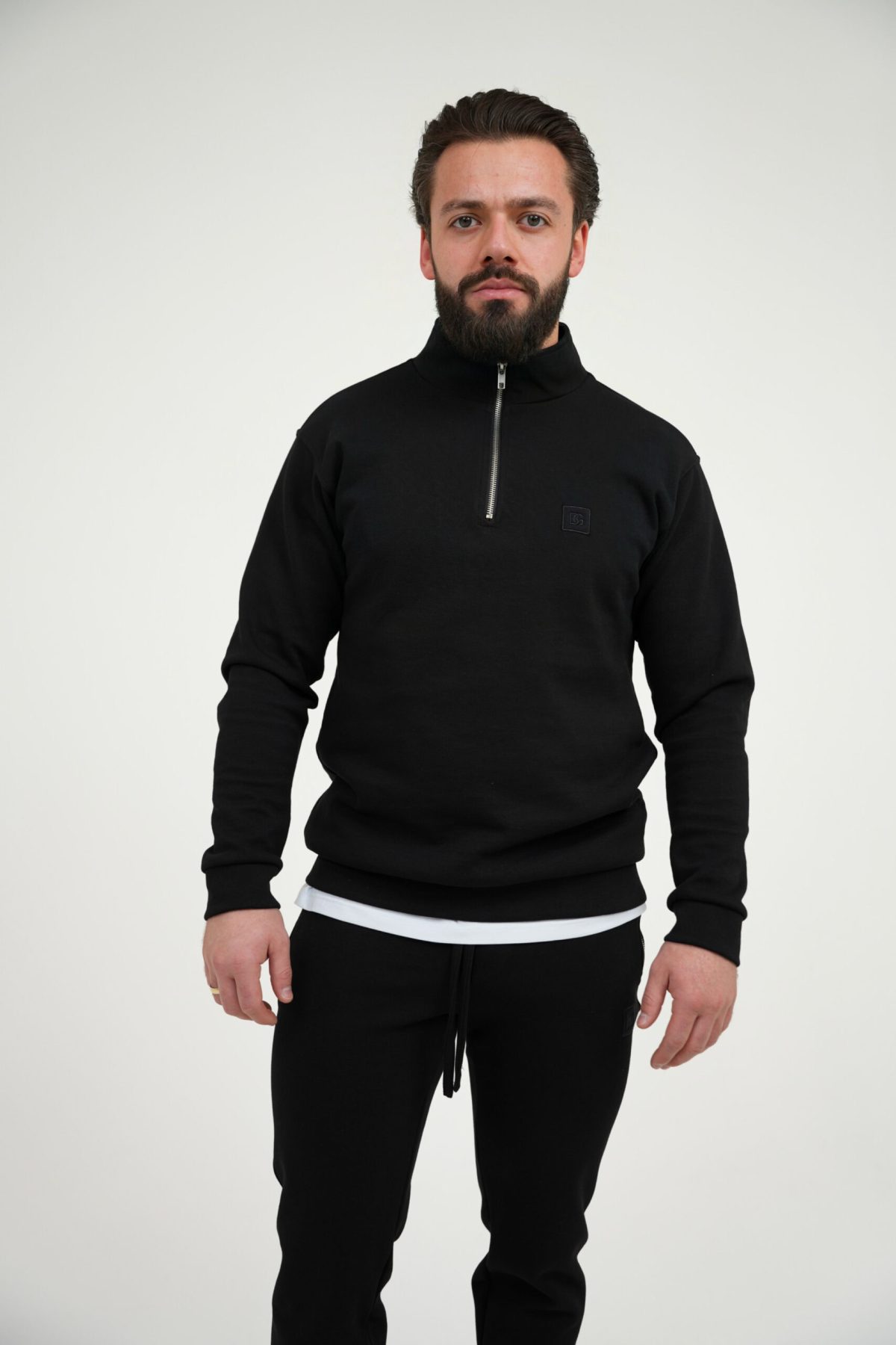 Bluza męska ze stójką BG EDGE – czarny, przód z zapiętym zamkiem